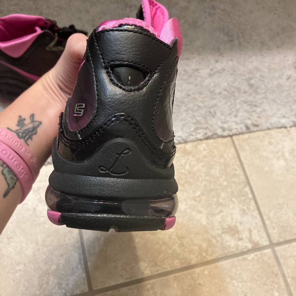 Nike CLASSIC LeBron James Breast Cancer Sneakers - 8/12/2009 🏀 - Picture 7 of 16
